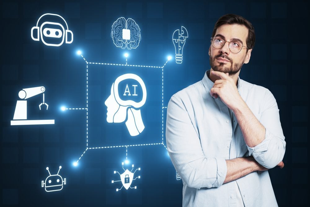 Hombre analizando cómo los agentes de IA apoyan estrategias de marca