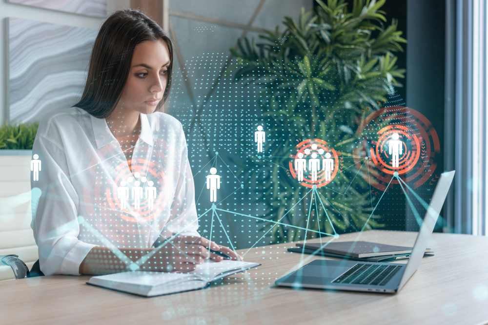 Profesional analizando datos de clientes en portátil con gráficos de segmentación y uso de IA en servicios digitales de Posizionate