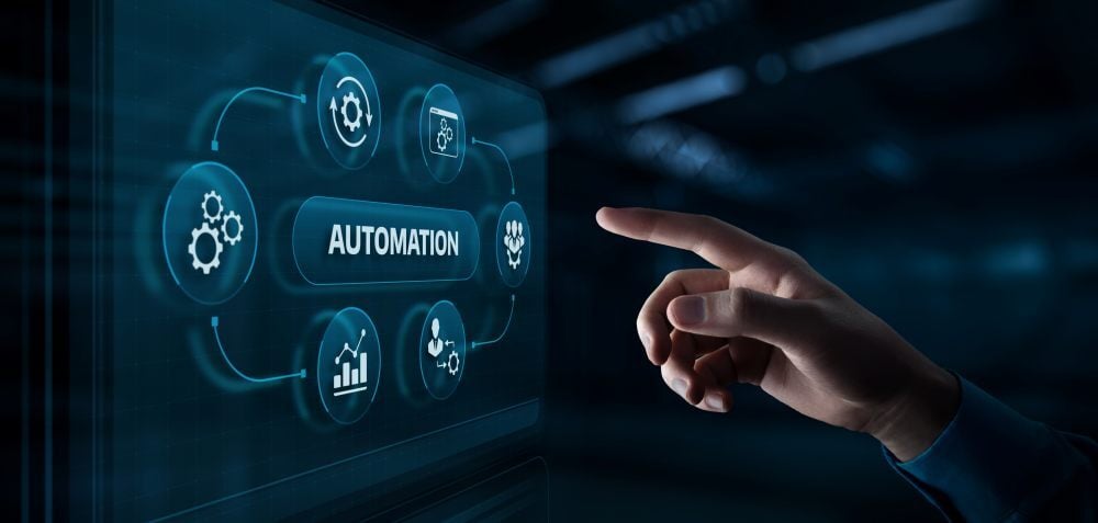 Pantalla digital sobre automatización y procesos inteligentes.