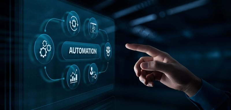Pantalla digital sobre automatización y procesos inteligentes.