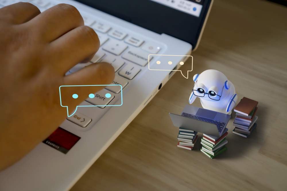 Chatbot con IA asistiendo atención al cliente en laptop