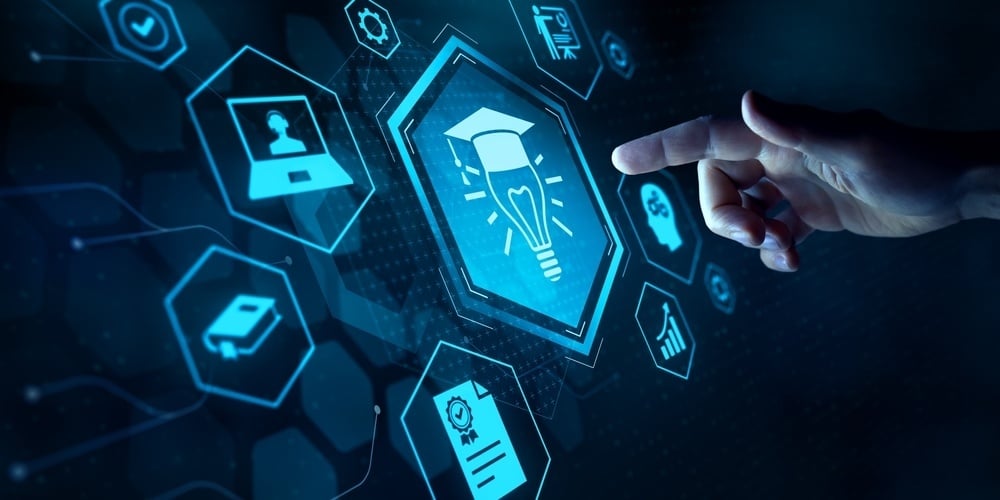 Iconos digitales que representan un embudo de ventas para cursos online con apoyo de CRM educativo