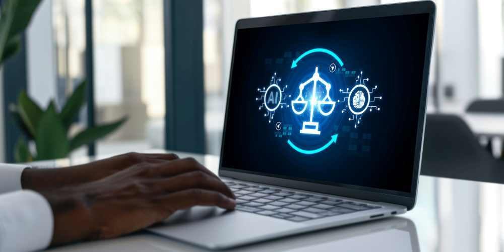 Persona utilizando un portátil con un símbolo de balanza que representa ética y transparencia en el uso de inteligencia artificial en servicios digitales