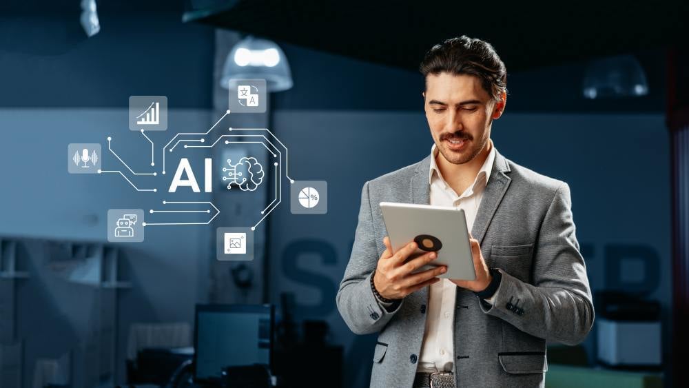 Profesional usando agentes de IA para gestionar respuestas en tiempo real.