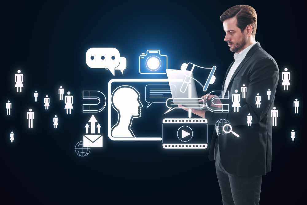 Profesional gestionando campañas de social media con segmentación de audiencias y apoyo de inteligencia artificial