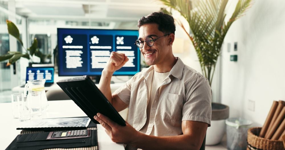 Empresario de una pyme usando un CRM en una tableta.