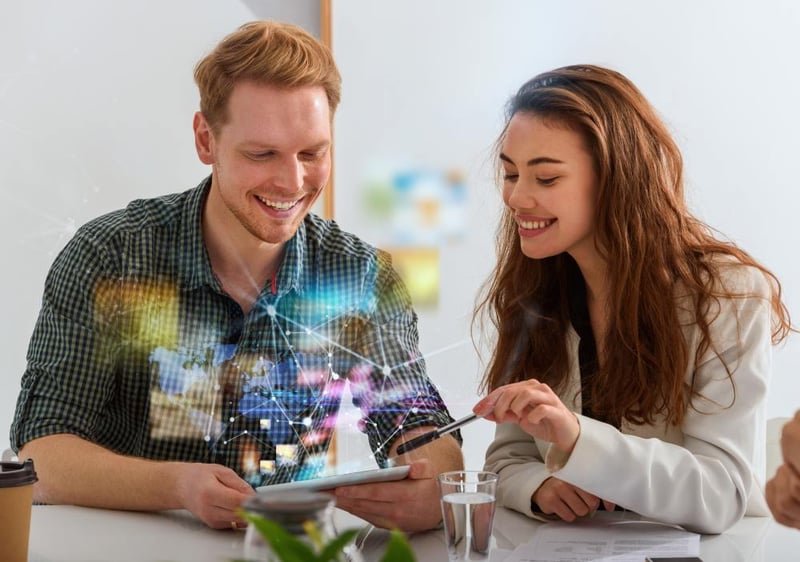 Equipo analizando datos para personalizar campañas de marketing con IA.