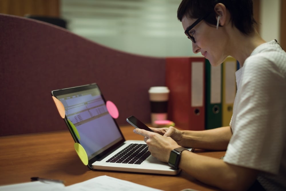 Analizando ROI en campañas digitales con datos en computador y móvil