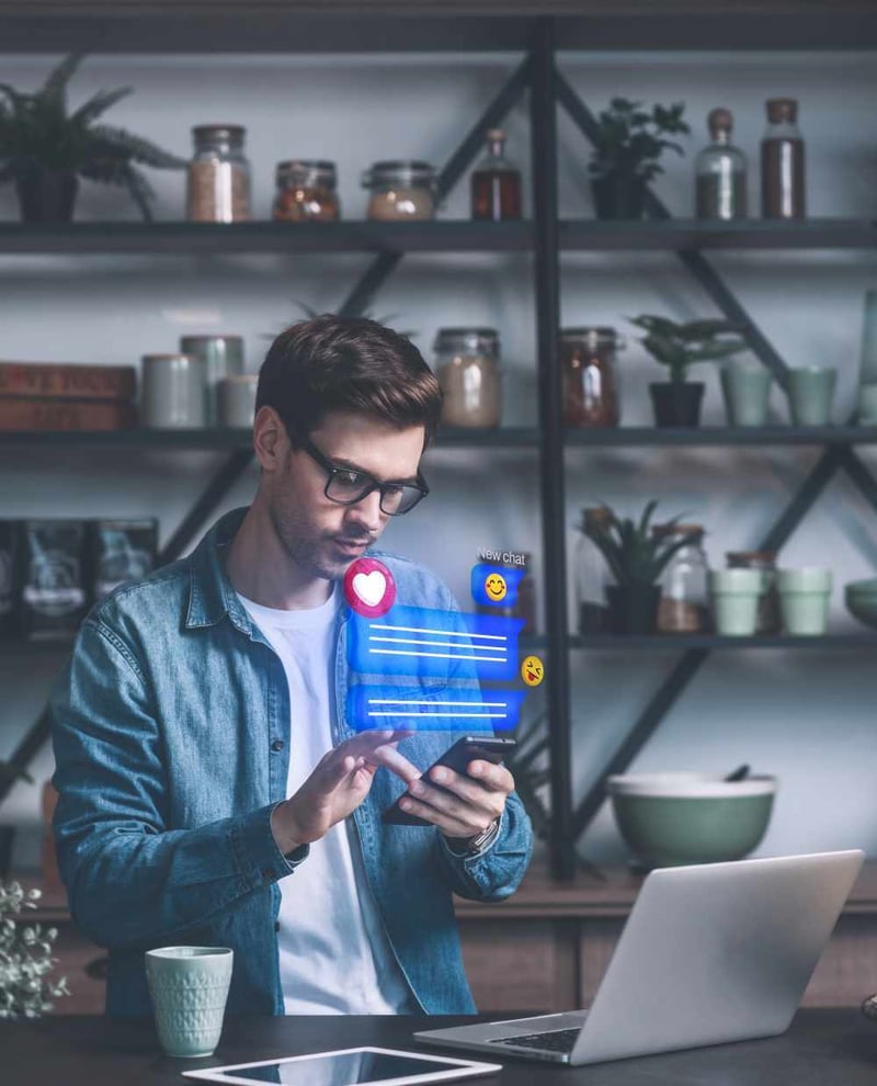 Persona usando IA para gestionar contenido y anuncios en redes sociales