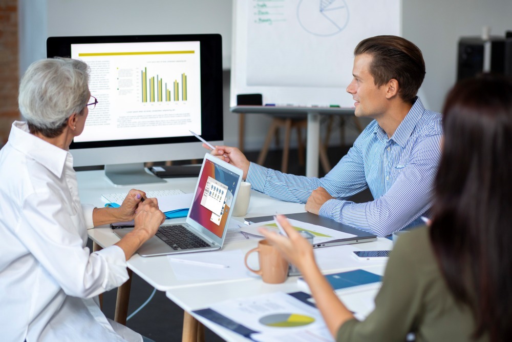 equipo-analizando-resultados-de-google-ads-vs-social-ads-en-campanas-de-pago-para-e-commerce