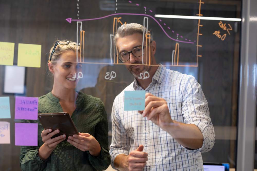 Equipo analizando métricas y tendencias de marketing digital.