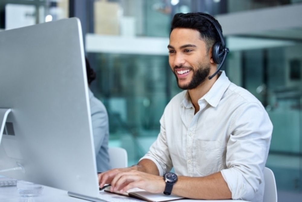 Profesional atendiendo llamadas con centralita digital en colegios y ONG