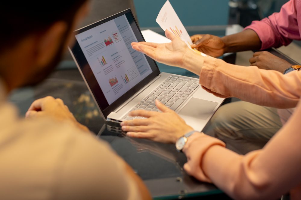 Profesional revisando la adopción de Breeze HubSpot en portatil.