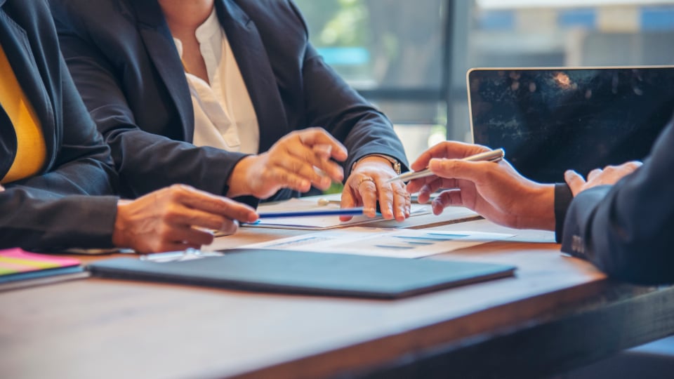 consultoría de HubSpot o hacerlo internamente