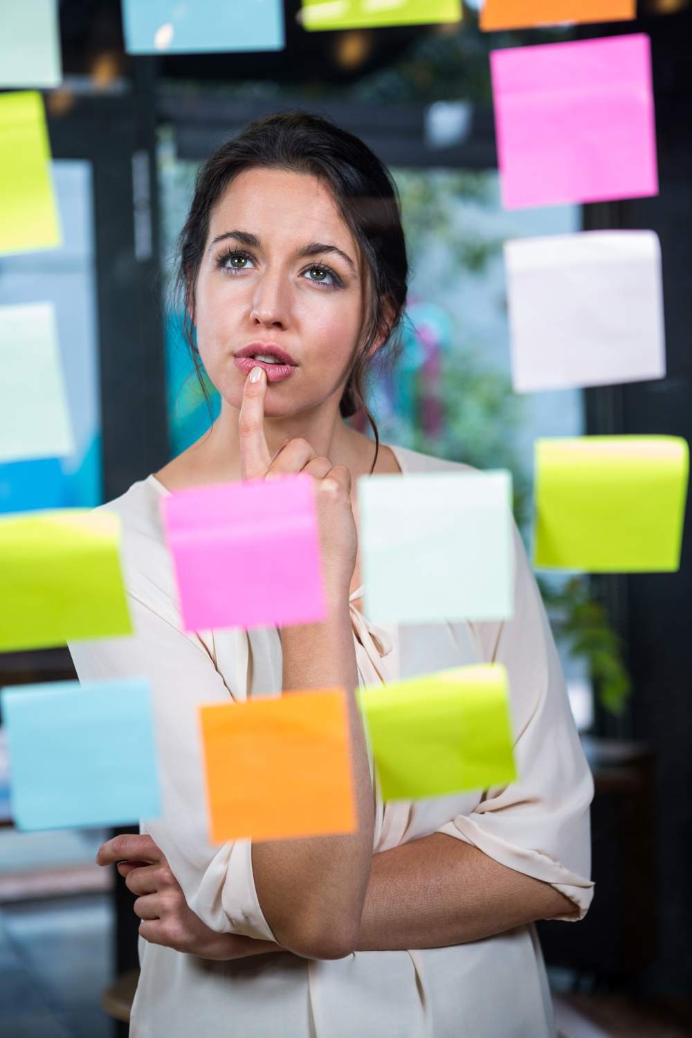 Una directiva corporativa analizando opciones en notas adhesivas para definir qué preguntas hacer a una agencia HubSpot antes de contratarla