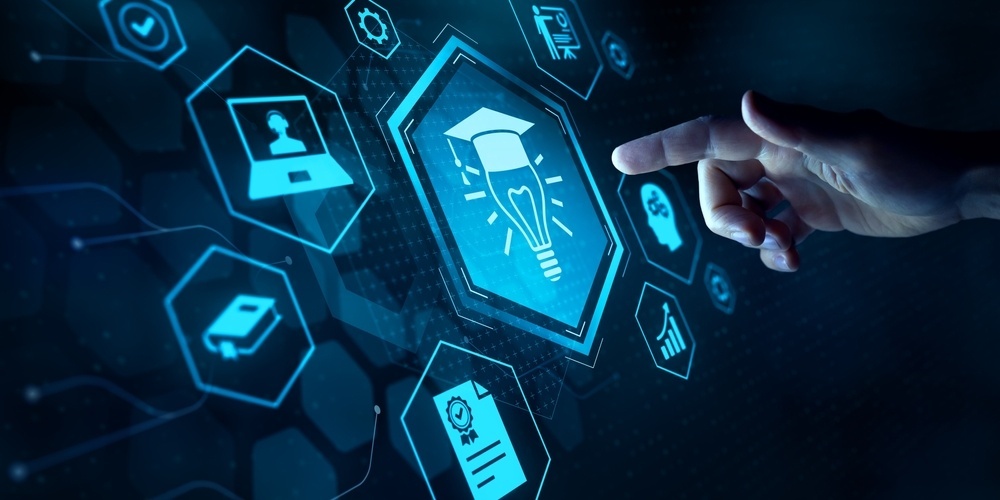 Iconos digitales que representan un embudo de ventas para cursos online con apoyo de CRM educativo