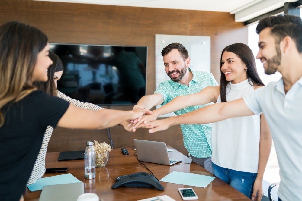 equipo-colaborando-landing-page-donaciones-copywriting-persuasivo