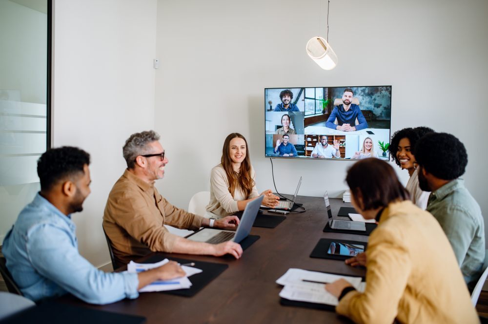 Equipo directivo en una videollamada internacional coordinando su estrategia de expansión B2B con un Global HubSpot Partner