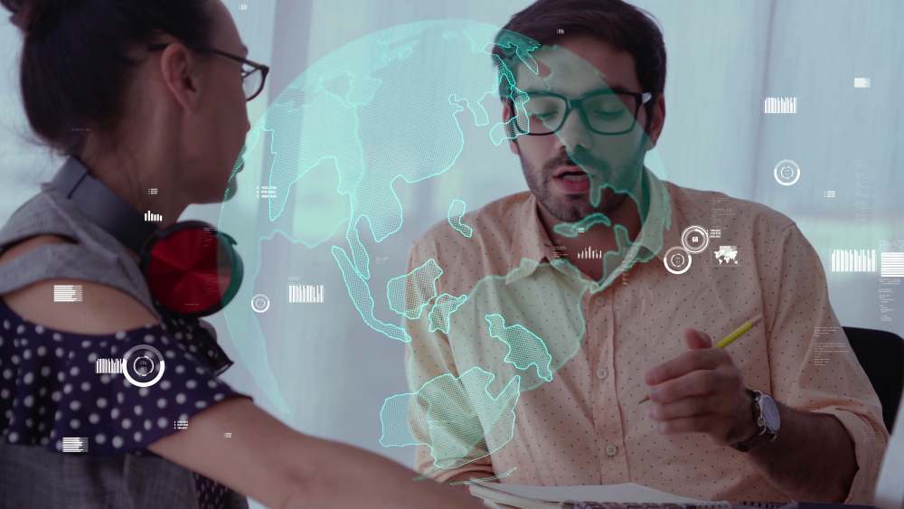 Equipo analizando datos con inteligencia artificial para anticipar el comportamiento del consumidor