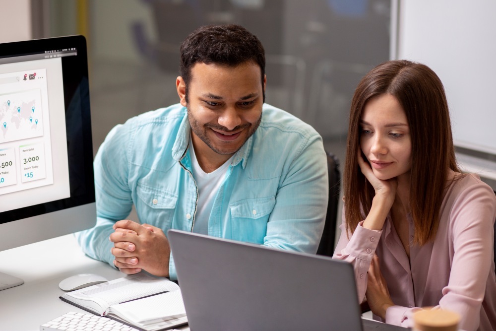 Equipo de marketing analizando un CRM e-commerce para estrategias de fidelización de clientes online