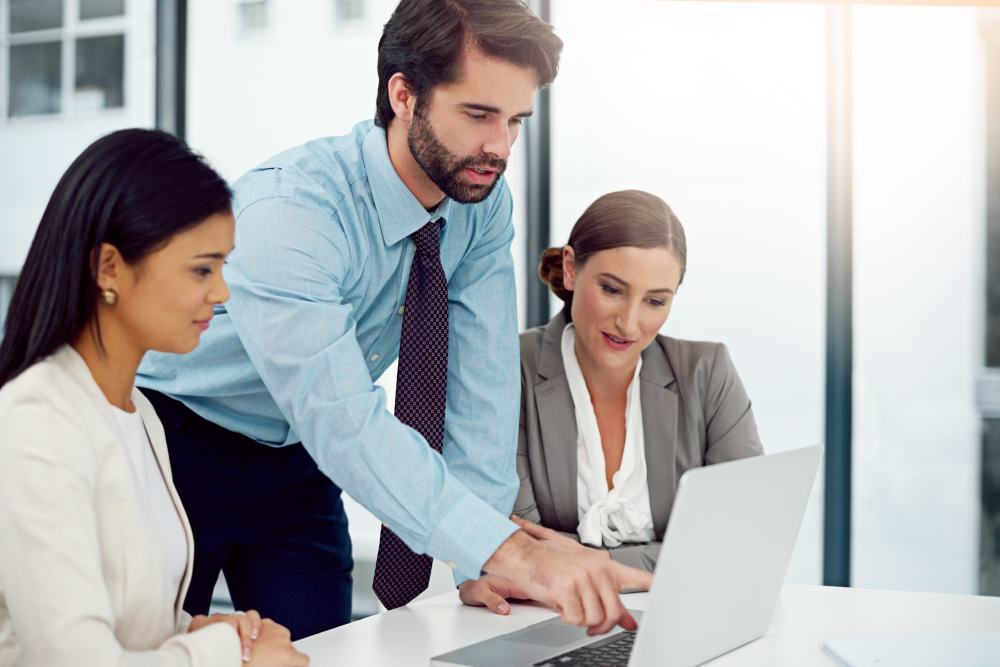Equipo de operaciones B2B planificando cómo migrar contactos a HubSpot y gestionar pipelines de ventas efectivamente.
