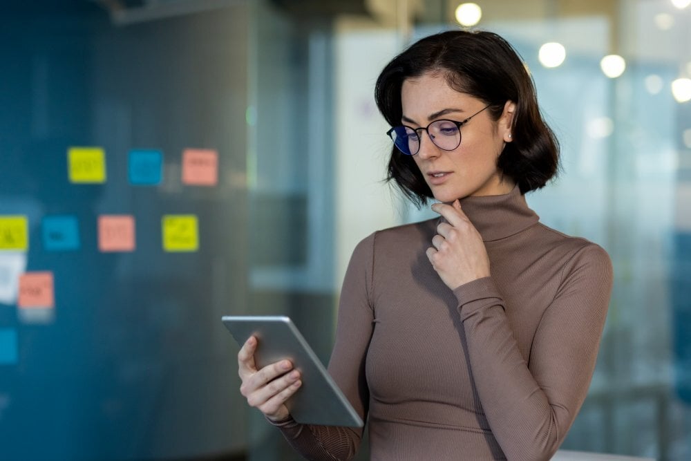 Profesional evaluando consultoras HubSpot en Madrid desde una tableta.