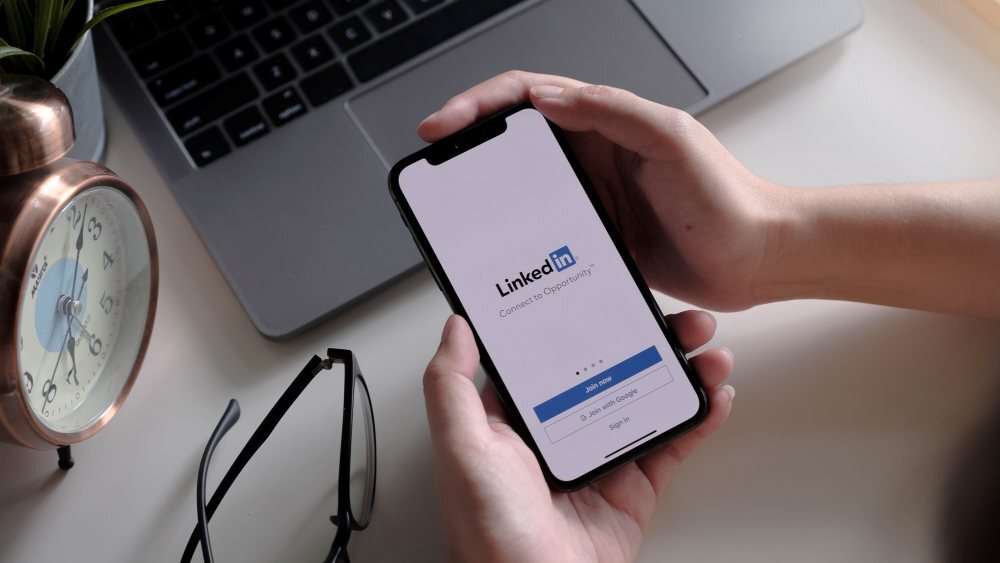 Uso de LinkedIn para prospección B2B desde un dispositivo móvil.