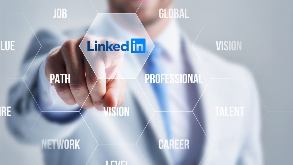 Ejecutivo señalando el logo de LinkedIn para representar prospección B2B con IA