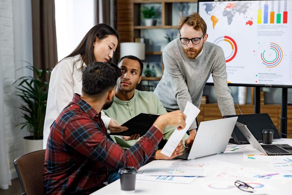 Equipo de marketing y ventas analizando gráficos de rendimiento B2B para entender qué es HubSpot y para qué sirve en su estrategia.
