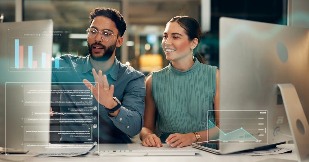 Equipo de analistas comparando datos y costes en pantalla para evaluar las diferencias entre HubSpot CRM y otras soluciones B2B.